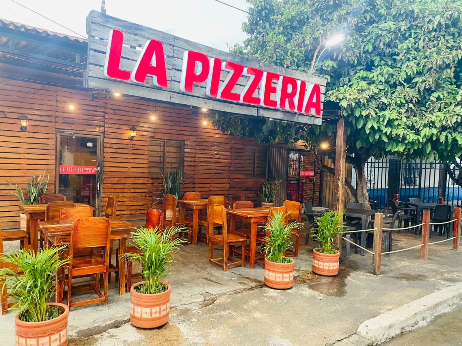 La Pizzera